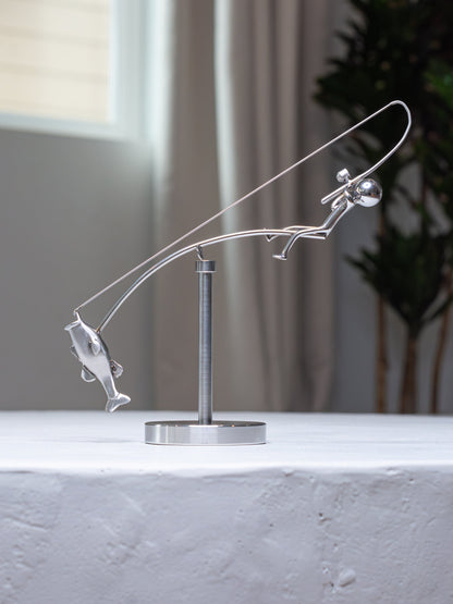 🎣Escultura del pescador en equilibrio